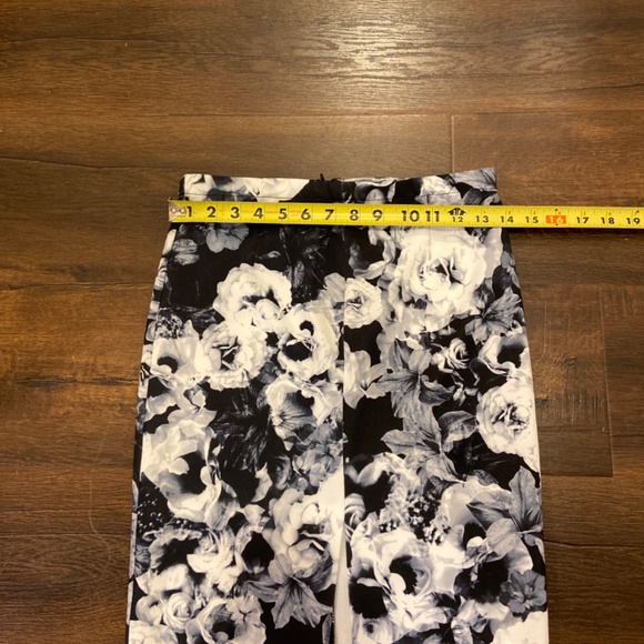 New SHILLA ROSE PRINT PENCIL SKIRT BLACK & WHITE SZ S - Picture 5 of 10